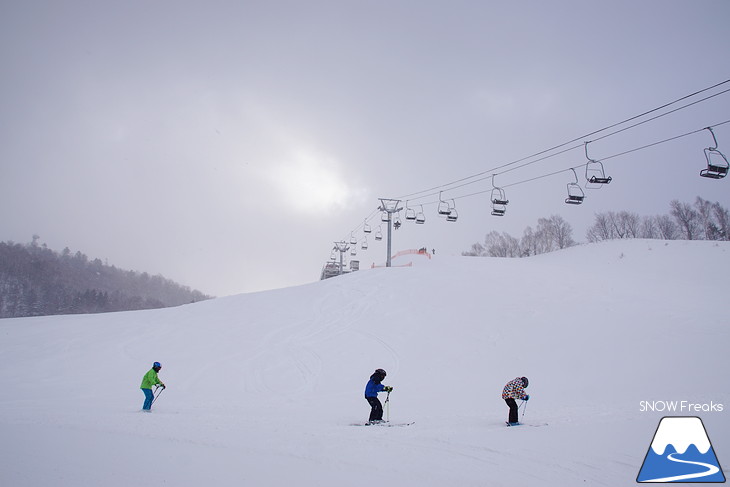 日高国際スキー場 極上パウダーの日高山脈を滑る。